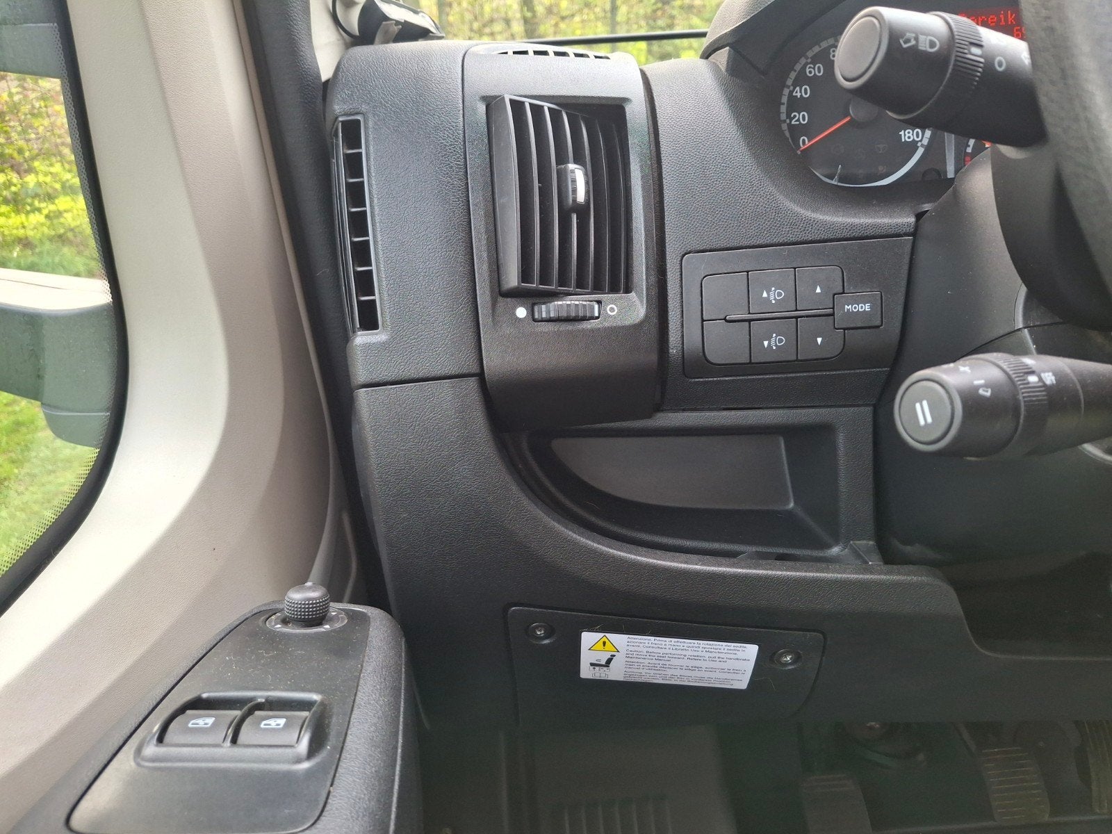 Foto 21 van " ADRIA CORAL S 670 SL -2013 - 65000 KM - APARTE BEDDEN'"