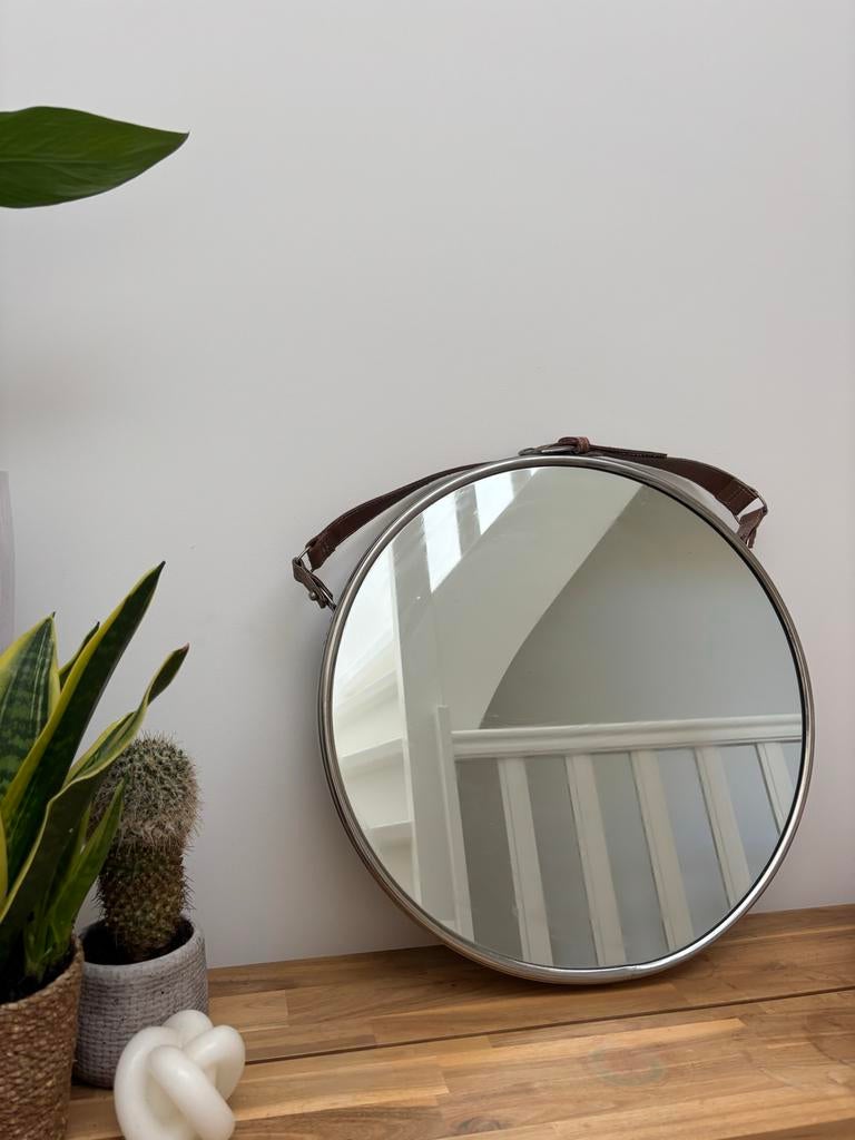 Ronde spiegel met leren band - Modern design, Huis en Inrichting, Woonaccessoires | Spiegels, Ophalen, Rond, Zo goed als nieuw
