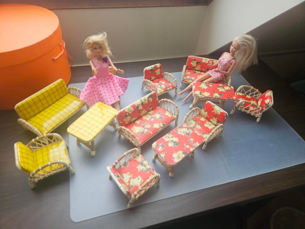3 Barbie Sindy Fleur bank stoel tafel  3 setjes riet, Ophalen of Verzenden, Winkel, Super of Benzinepomp, Voorwerp of Figuurtje
