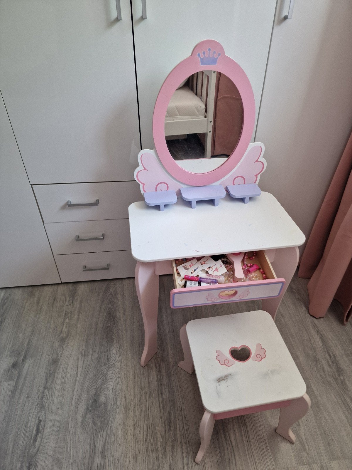 Kinder kaptafel met spiegel en krukje – roze/wit, Kinderen en Baby's, Kinderkamer | Tafels en Stoelen, Ophalen, Gebruikt, Stoel(en)