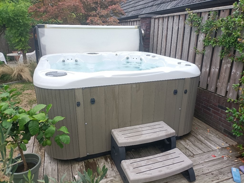 Jacuzzi voor 5 personen (Coast Spa Elite Element Lounge 50), Ophalen, Zo goed als nieuw, Trap, Vast