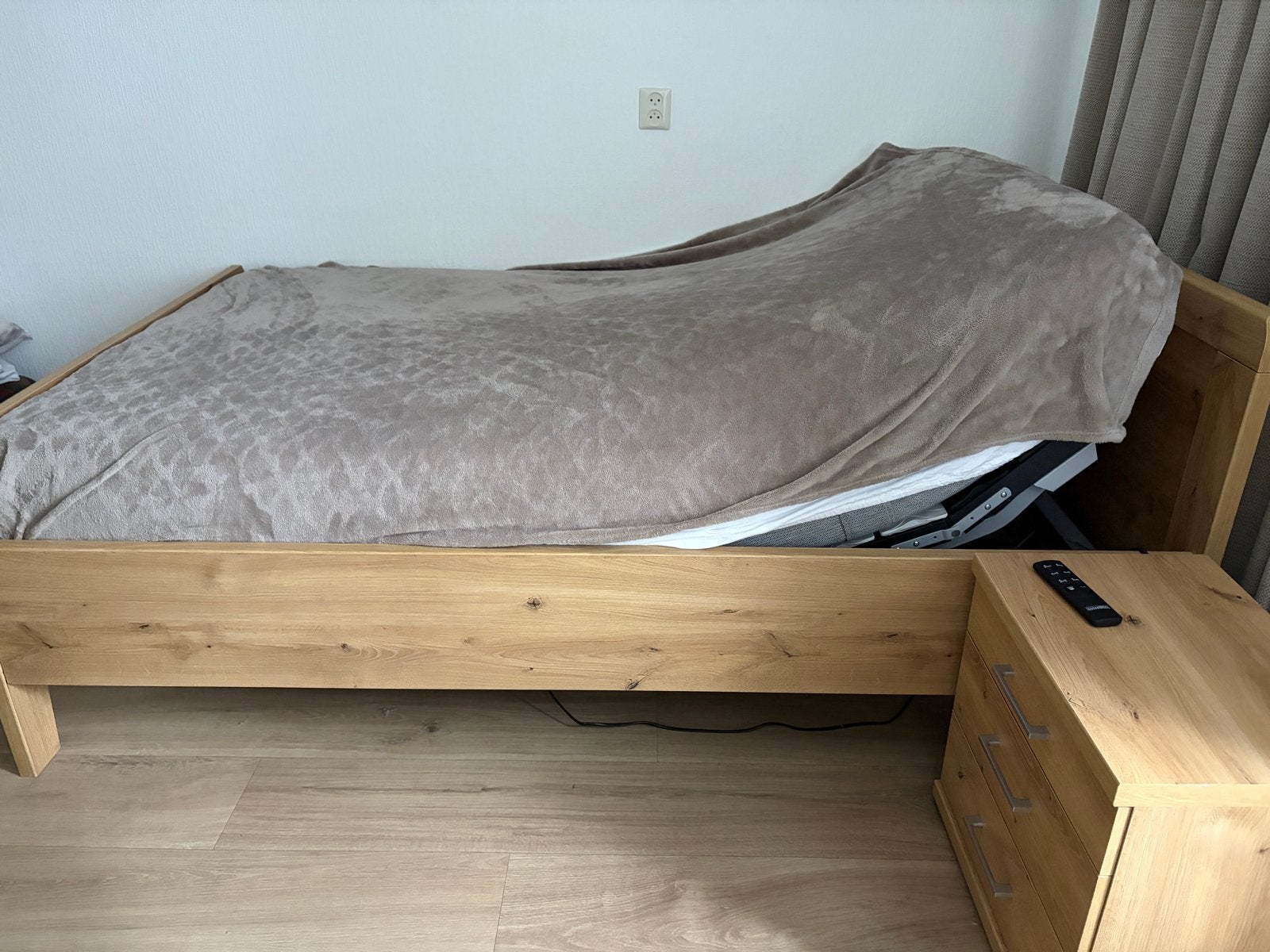 Seniorenbed licht hout 120x200 met elektrisch verstelbare bo, Ophalen, Verstelbaar, Eenpersoons, Zo goed als nieuw