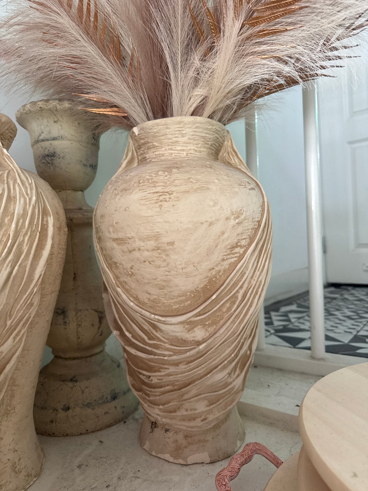 Grote decoratieve vaas met draperie-effect - Boho/Antiek aan, Ophalen of Verzenden