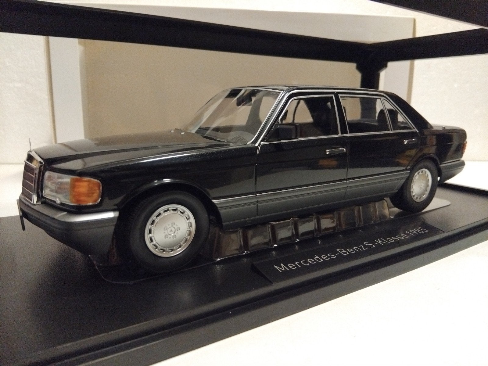 Mercedes Benz S klasse 560 SEL black '85 Scale model 1:18 KR, Hobby en Vrije tijd, Modelauto's | 1:18, Ophalen of Verzenden, Zo goed als nieuw