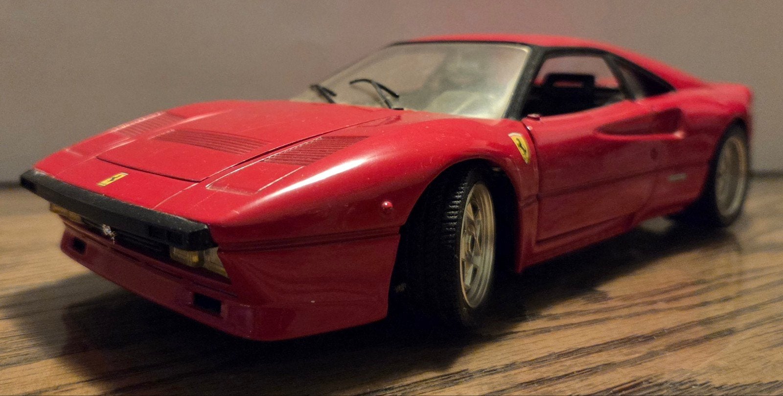 Hot Wheels Ferrari 288 GTO Schaal 1:18 - Beschadigd, Hobby en Vrije tijd, Ophalen of Verzenden, Gebruikt, Auto, Hot Wheels