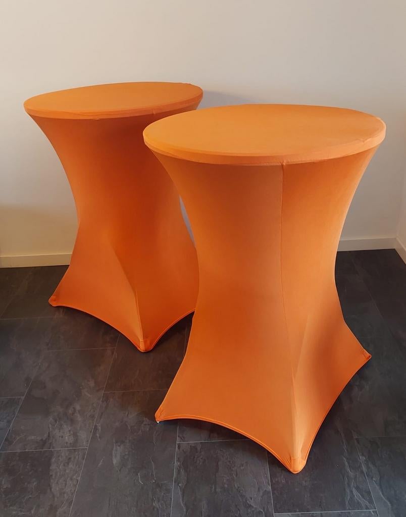STATAFEL MET ORANGE ROK TE HUUR € 8,=, Ophalen of Verzenden
