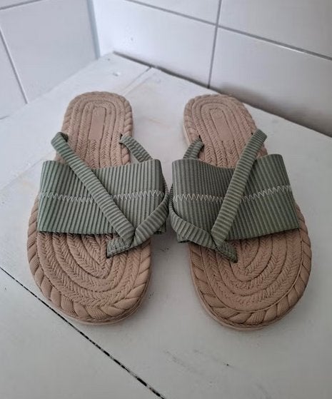Teenslippers zgan te koop!, Slippers, Ophalen of Verzenden, Zo goed als nieuw, Groen