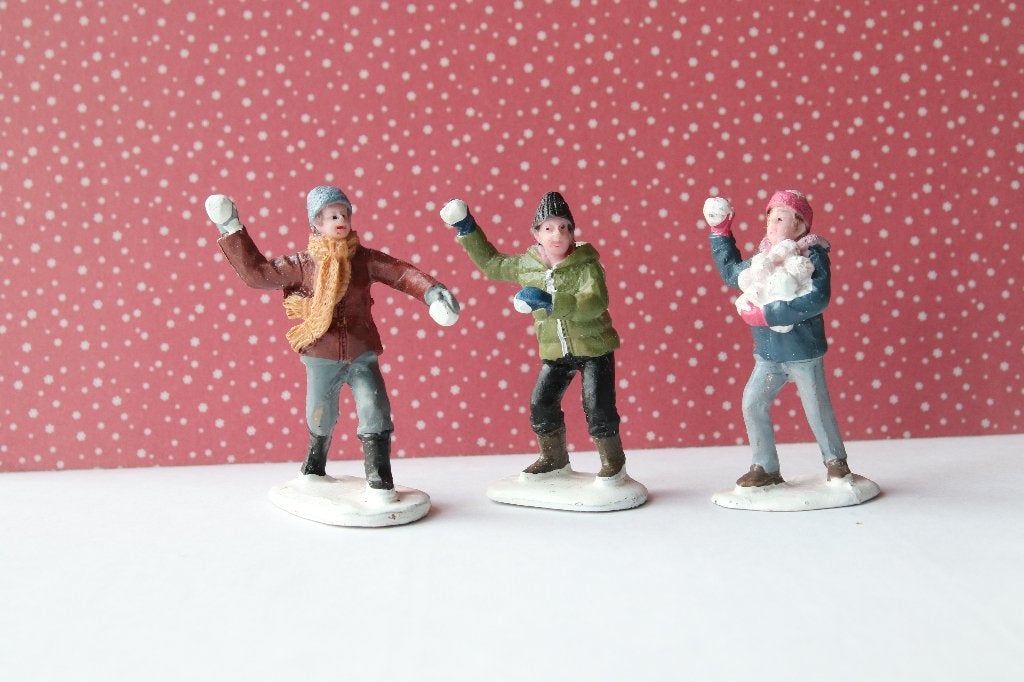 3 lemax figurines voor een kerstdorp. Sneeuwballen gooien, Ophalen of Verzenden, Gebruikt