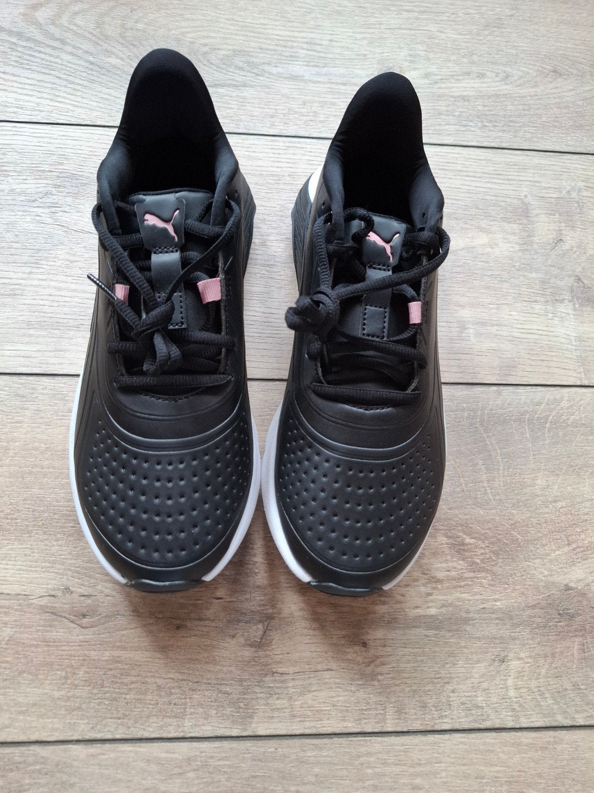 Nieuwe zwarte Puma sneakers met roze accenten, Puma, Nieuw, Ophalen of Verzenden, Sneakers of Gympen
