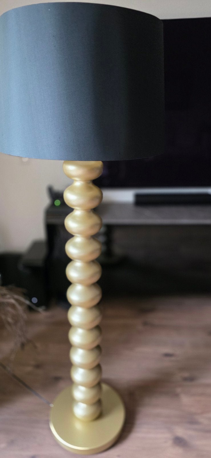 Gouden vloerlamp met zwarte kap - Modern design, Huis en Inrichting, Lampen | Vloerlampen, Ophalen, 100 tot 150 cm, Metaal, Zo goed als nieuw