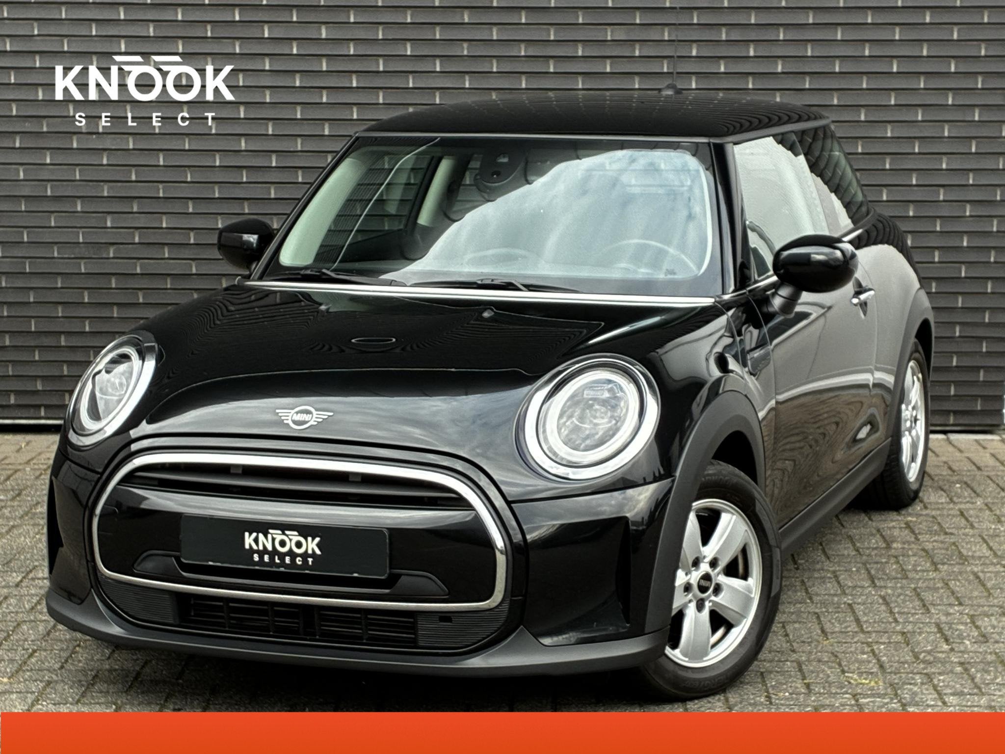 MINI Hatchback Cooper Essential Automaat 3 deurs / Navigatie, Dealer onderhouden, Gebruikt, 4 stoelen, Bedrijf