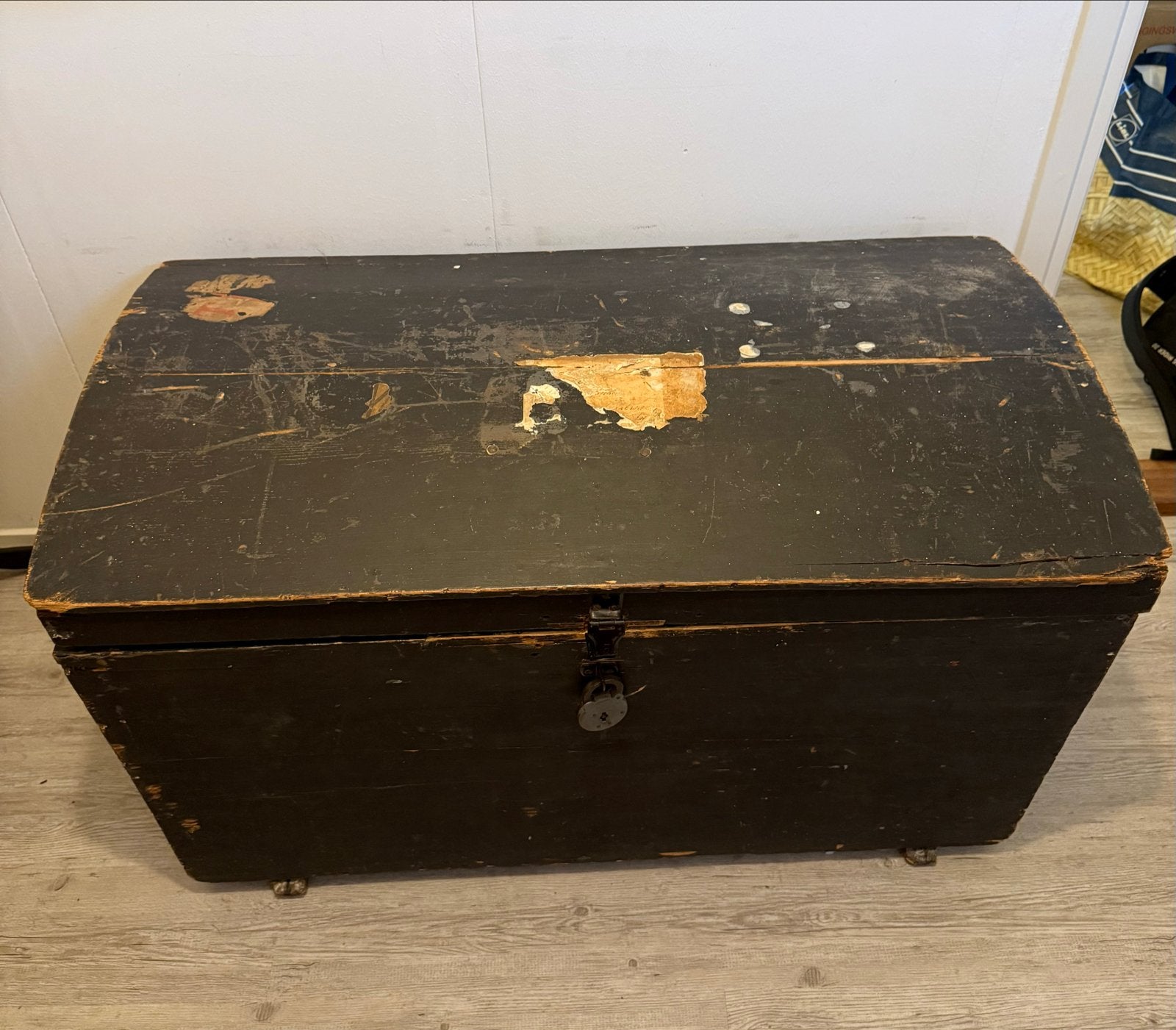 Antieke houten kist met fluwelen bekleding, Ophalen, Minder dan 50 cm, Gebruikt, 100 tot 150 cm