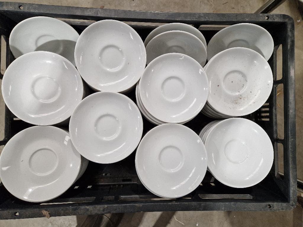 75 stuks witte Mosa porseleinen schoteltjes 14cm doorsnee, Gebruikt, Ophalen of Verzenden, Overige stijlen, Kop(pen) en/of Schotel(s)