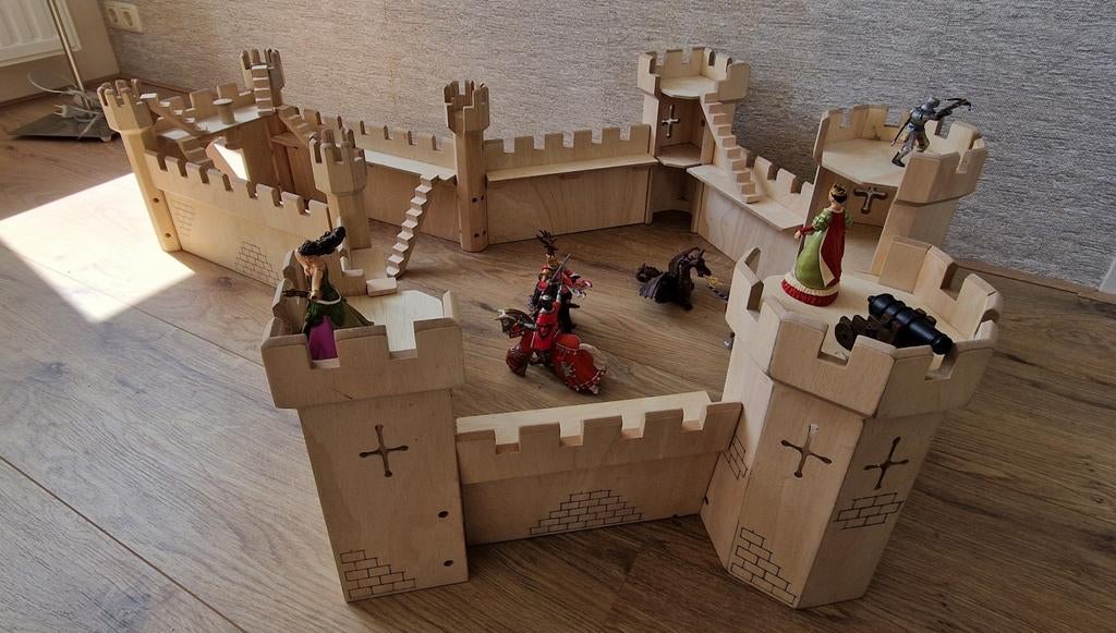 Groot houten speel kasteel van pintoy met figuren te koop, Kinderen en Baby's, Speelgoed | Houten speelgoed, Ophalen of Verzenden