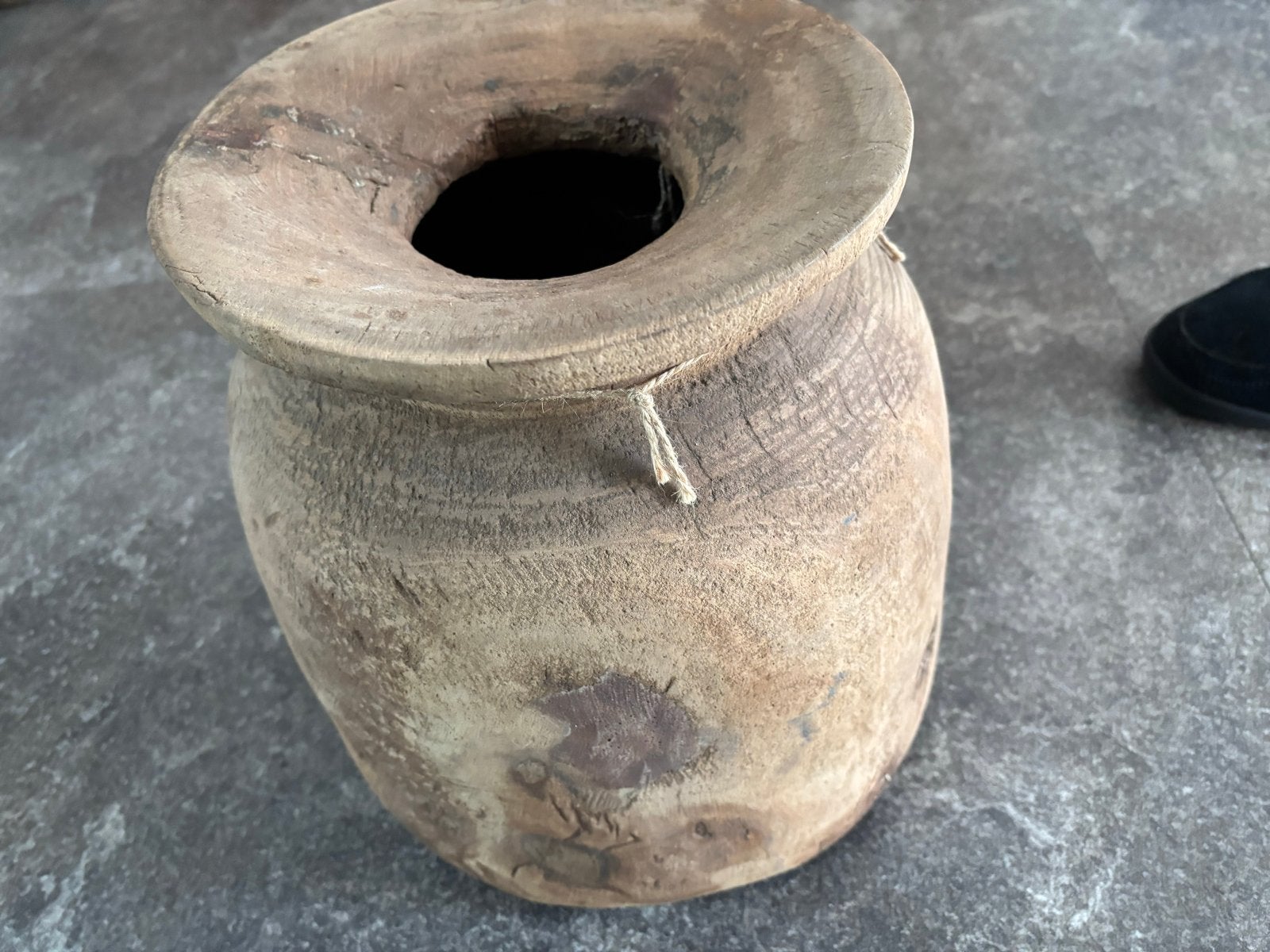 Nepalese houten pot, Ophalen