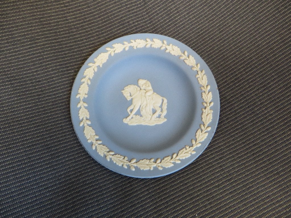 Wedgwood jasper ware bordje, Lady Godiva, vrouw op paard, Ophalen of Verzenden