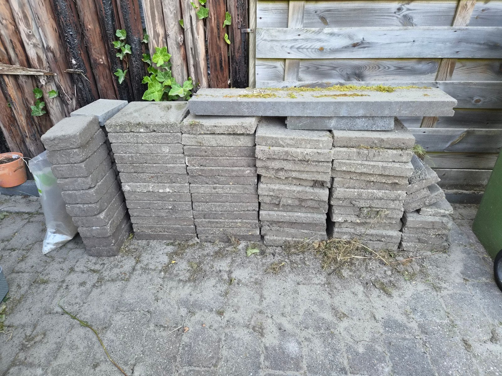 Gebruikte tegels voor tuin of pad, Ophalen