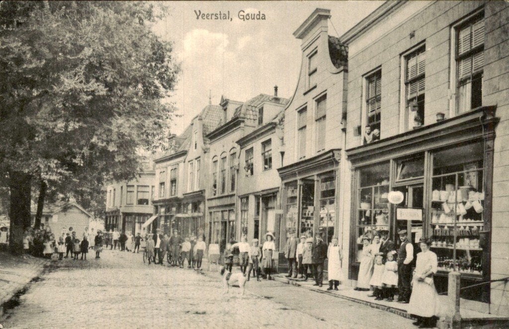 Gouda - Veerstal - Straat met winkels, Ophalen of Verzenden, Voor 1920, Gelopen, Zuid-Holland