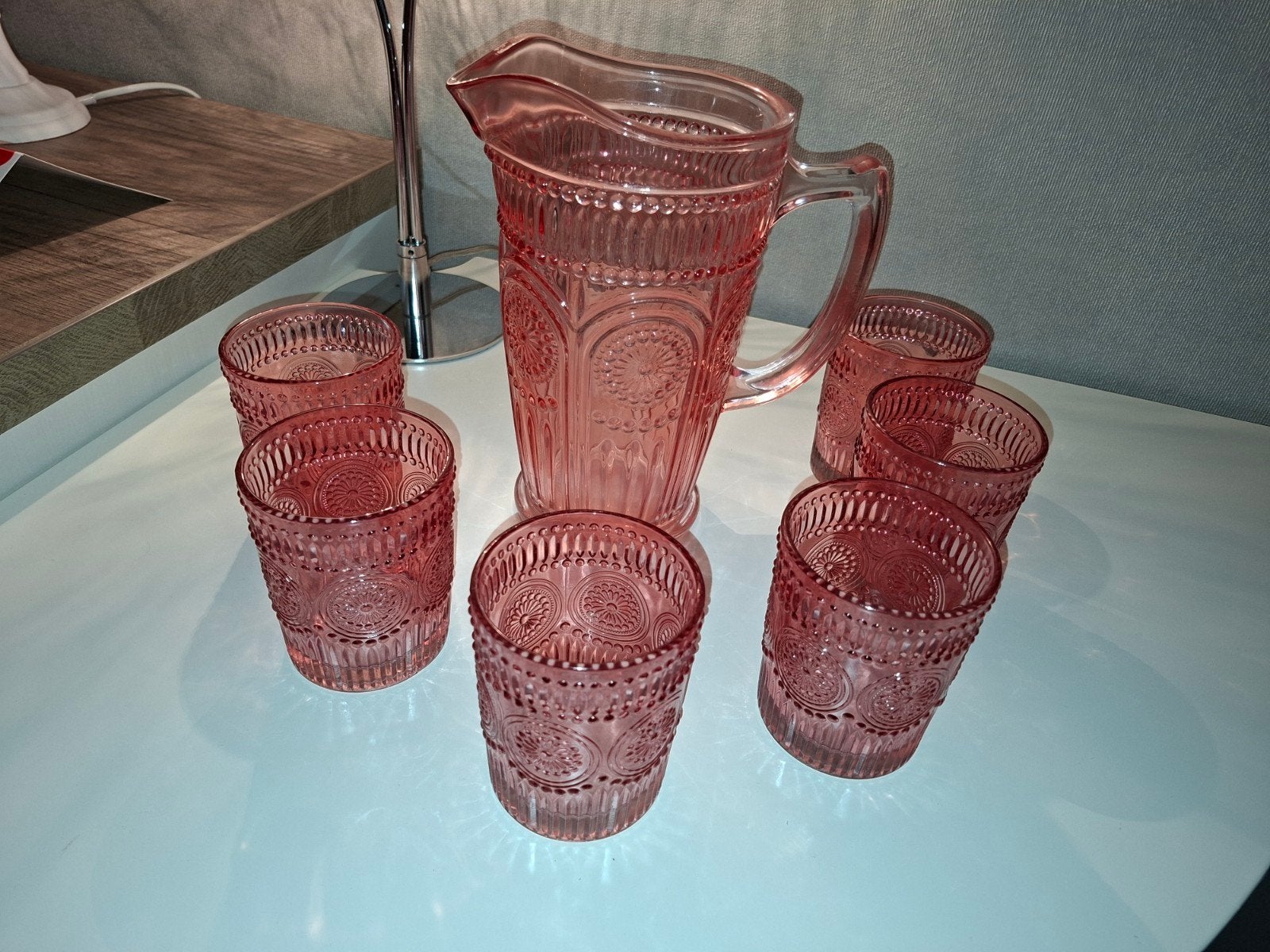 In nieuwstaat: roze glazen karaf met 6 drinkglazen, Huis en Inrichting, Glas of Glazen, Ophalen of Verzenden, Overige stijlen