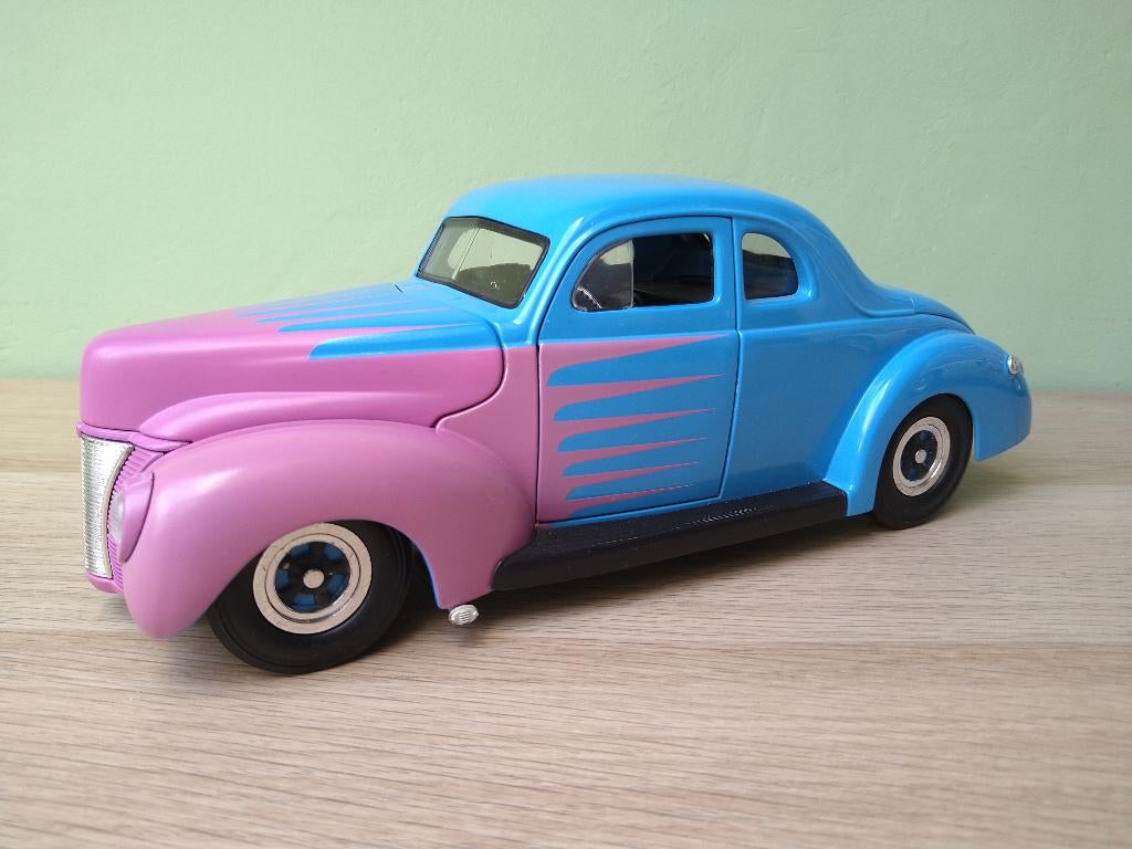 1940 Ford Coupe Hot Rod 1:18 Universal Hobbies, Hobby en Vrije tijd, Modelauto's | 1:18, Ophalen of Verzenden, Zo goed als nieuw