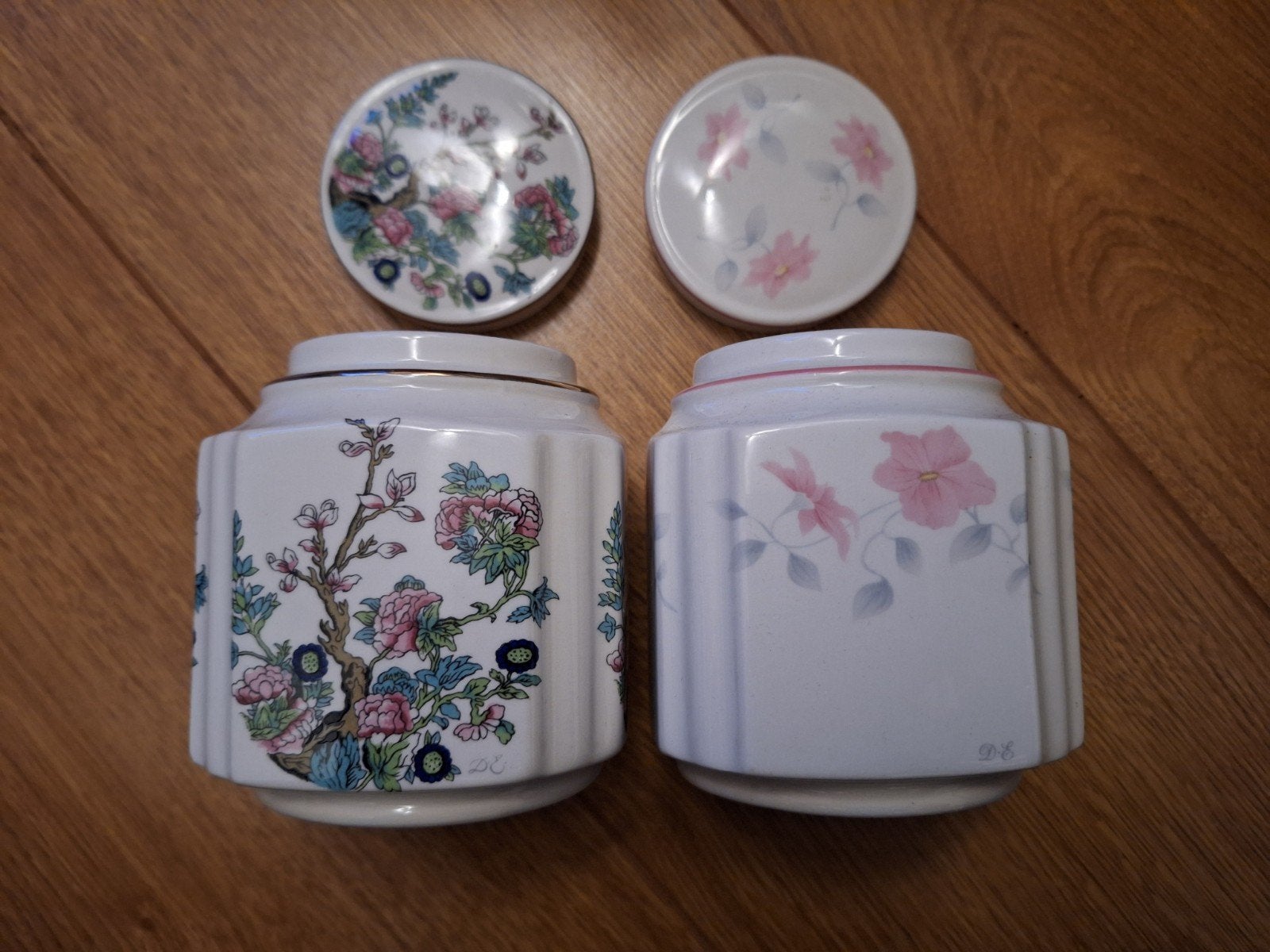 2 porseleinen Douwe Egberts potjes met bloemmotief, Huis en Inrichting, Keuken | Servies, Zo goed als nieuw, Porselein, Ophalen of Verzenden