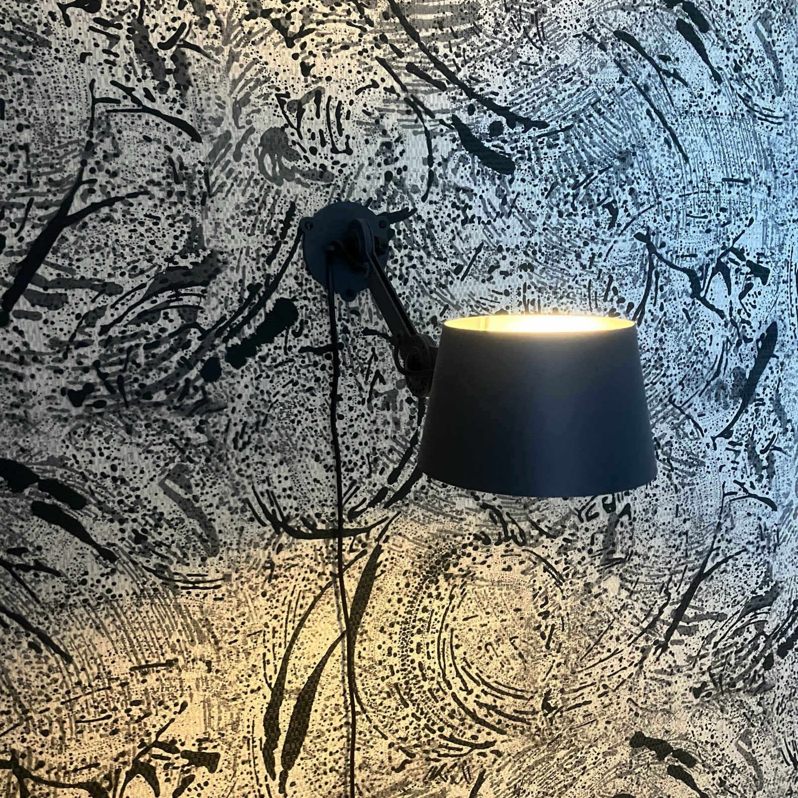 2 Tonone Bolt wandlamp antraciet met snoer en stekker., Zwart, Zo goed als nieuw, Overige merken, Wandlamp