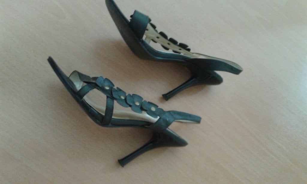 zwarte hakken open schoentjes slingbacks bloemetjes maat 37, Zwart, Ophalen of Verzenden, Zo goed als nieuw, Schoenen met hoge hakken