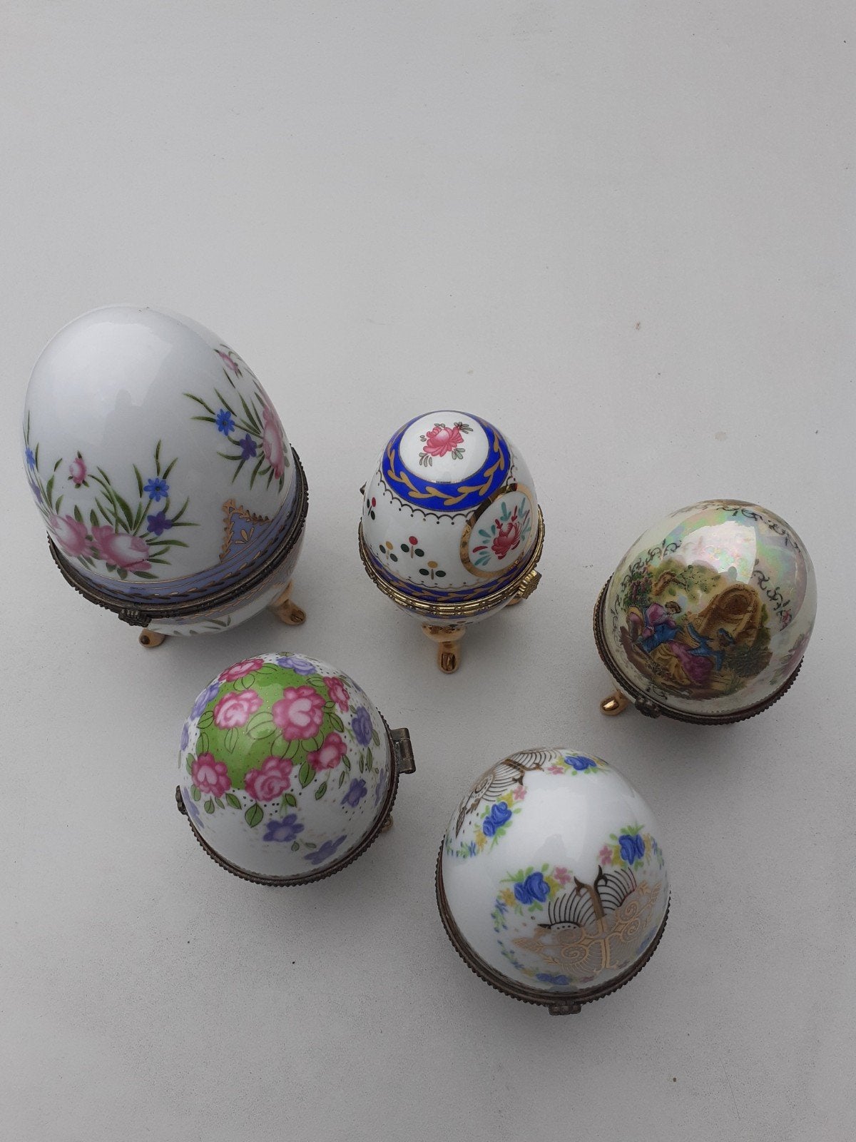 Set van 5 decoratieve porseleinen eieren met standaard, Ophalen