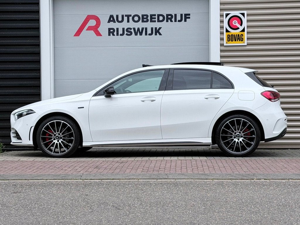 Mercedes-Benz A-klasse 250 e AMG Line Pano/AR/sfeer/Camera, Auto's, Mercedes-Benz, 12 maanden, Gebruikt, 4 cilinders, Alcantara