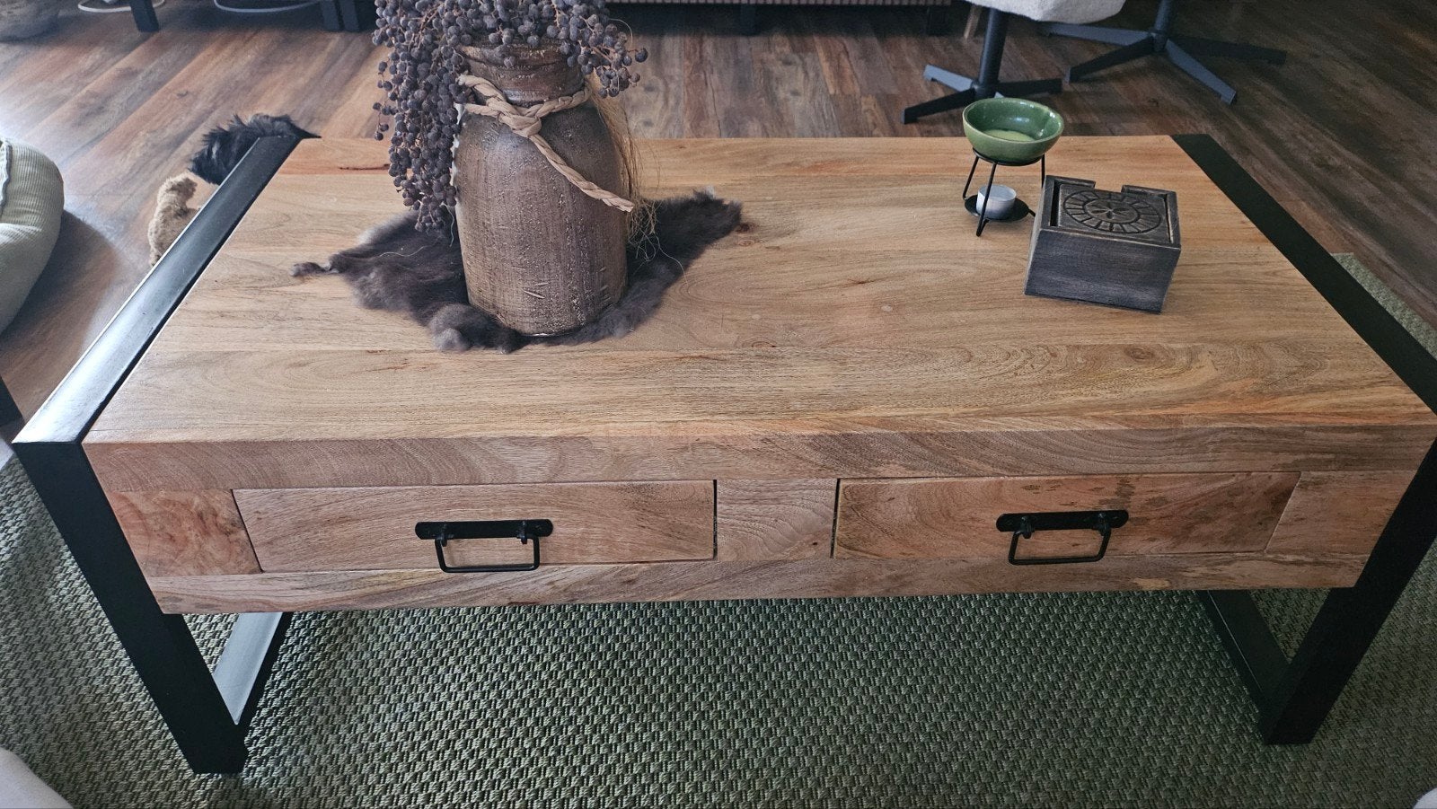 Mooie mango houten salontafel met 2 lades en stalen poten, 100 tot 150 cm, 50 tot 100 cm, Zo goed als nieuw, Rechthoekig