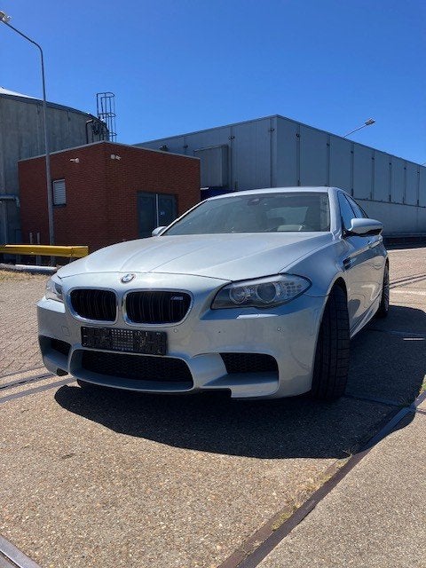 BMW M5 F10 HANDGESCHAKELD, Achterwielaandrijving, Bi-Xenon koplampen, Blauw, Leder