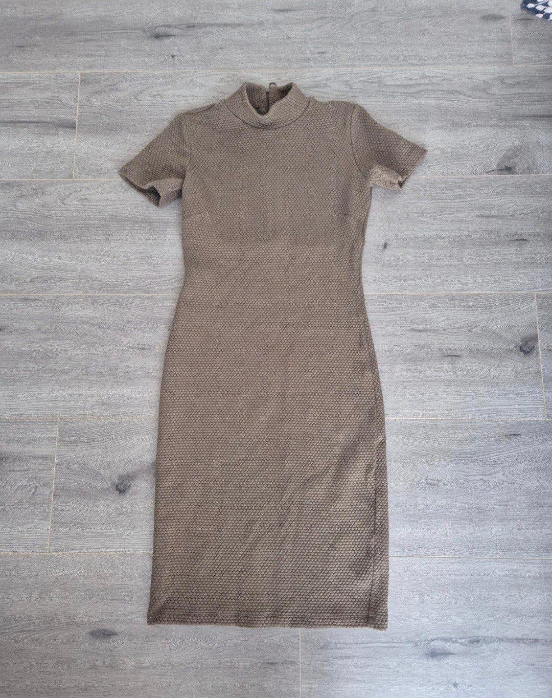 Kyra & Ko Taupe/Bruine Textuur Jurk met Opstaande Kraag - M, Maat 38/40 (M), Beige, Ophalen of Verzenden, Zo goed als nieuw