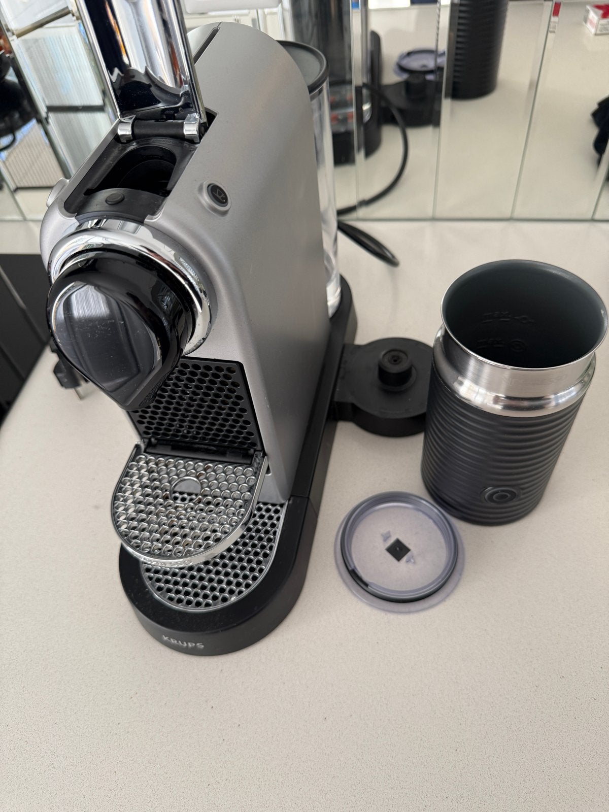 Nespresso Krups koffiezetapparaat met melkopschuimer, Witgoed en Apparatuur, Ophalen, Gebruikt, Koffiemachine, Koffiepads en cups