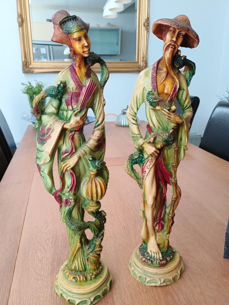 Twee Chinese beelden van kunsthars, Ophalen