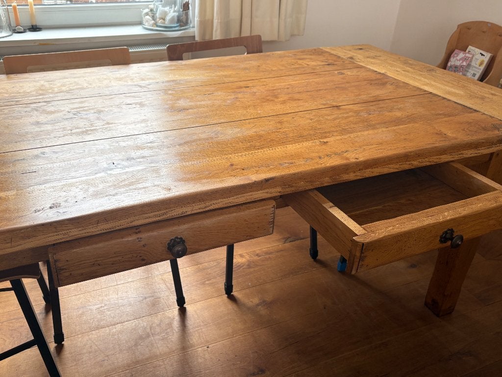 Foto 3 van Robuuste eikenhouten eettafel met lades