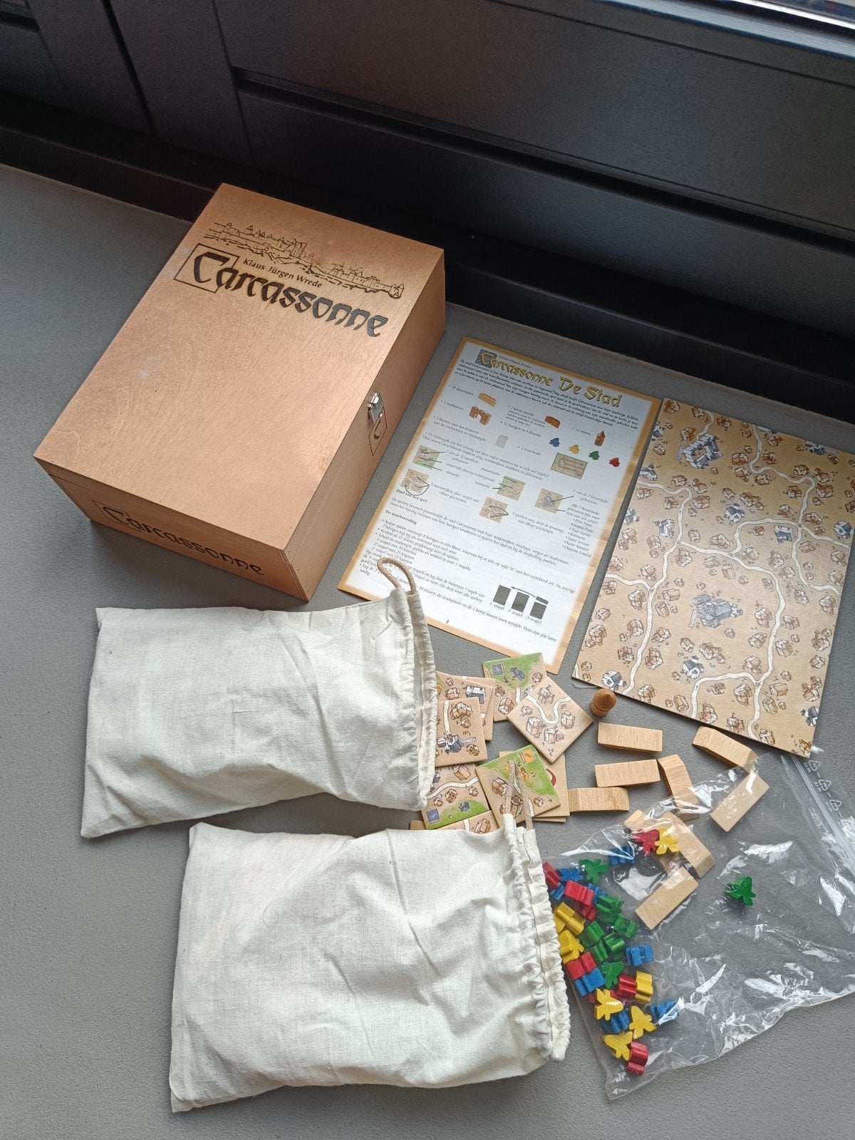 Carcassonne De Stad in mooie houten opbergdoos, Hobby en Vrije tijd, Gezelschapsspellen | Bordspellen, Een of twee spelers, Ophalen of Verzenden