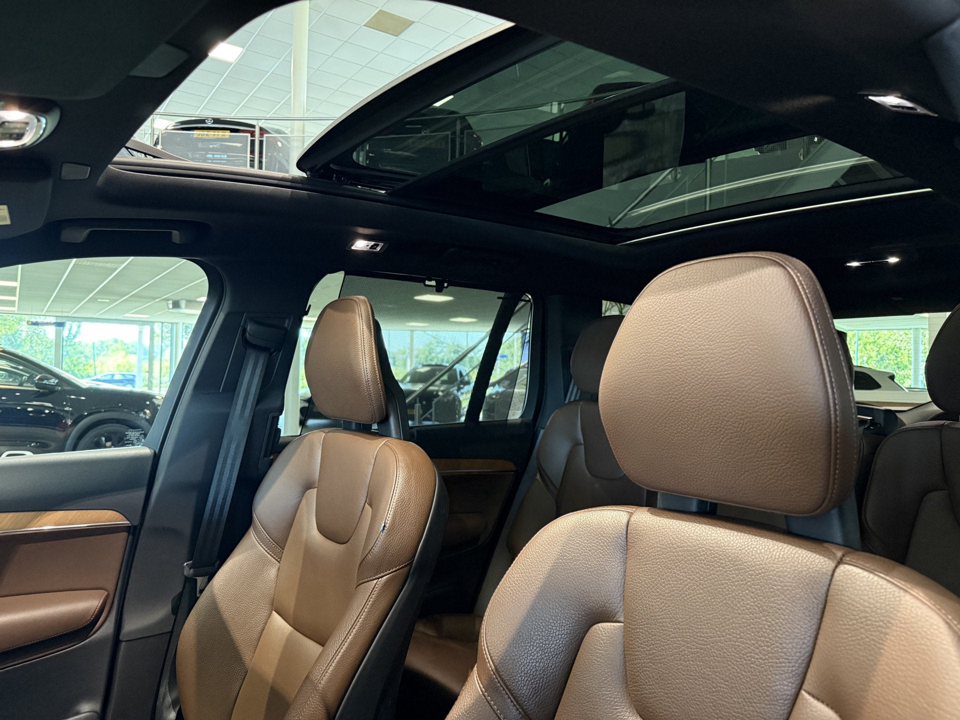 Foto 12 van Volvo XC90 2.0 T8 Recharge AWD R-Design, Trekhaak, Luchtveri