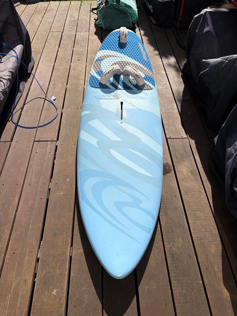 Windsurf plank Angulo Amigu 7.4, Watersport en Boten, Windsurfen, Ophalen, Gebruikt, Minder dan 250 cm, Met vin(nen)