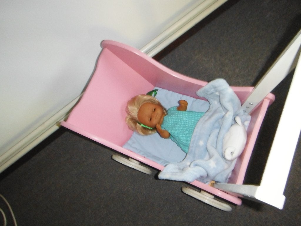 houten poppenwagen met pop, Ophalen, Gebruikt, Babypop