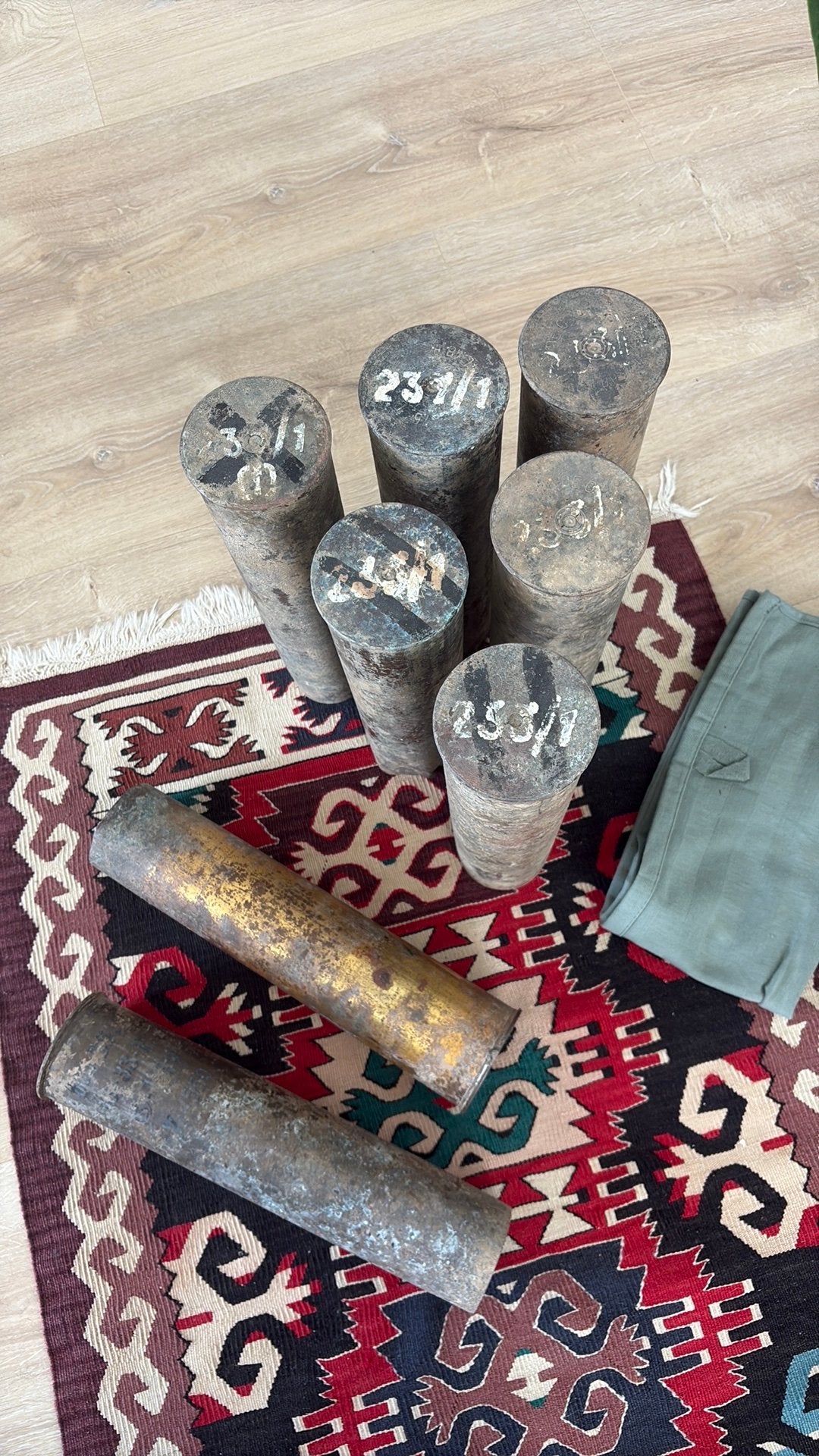 Duitse beutewaffe 231 feldkanone hulzen - Schmidt 1945, Ophalen, Duitsland, Hulzen of Bodemvondsten