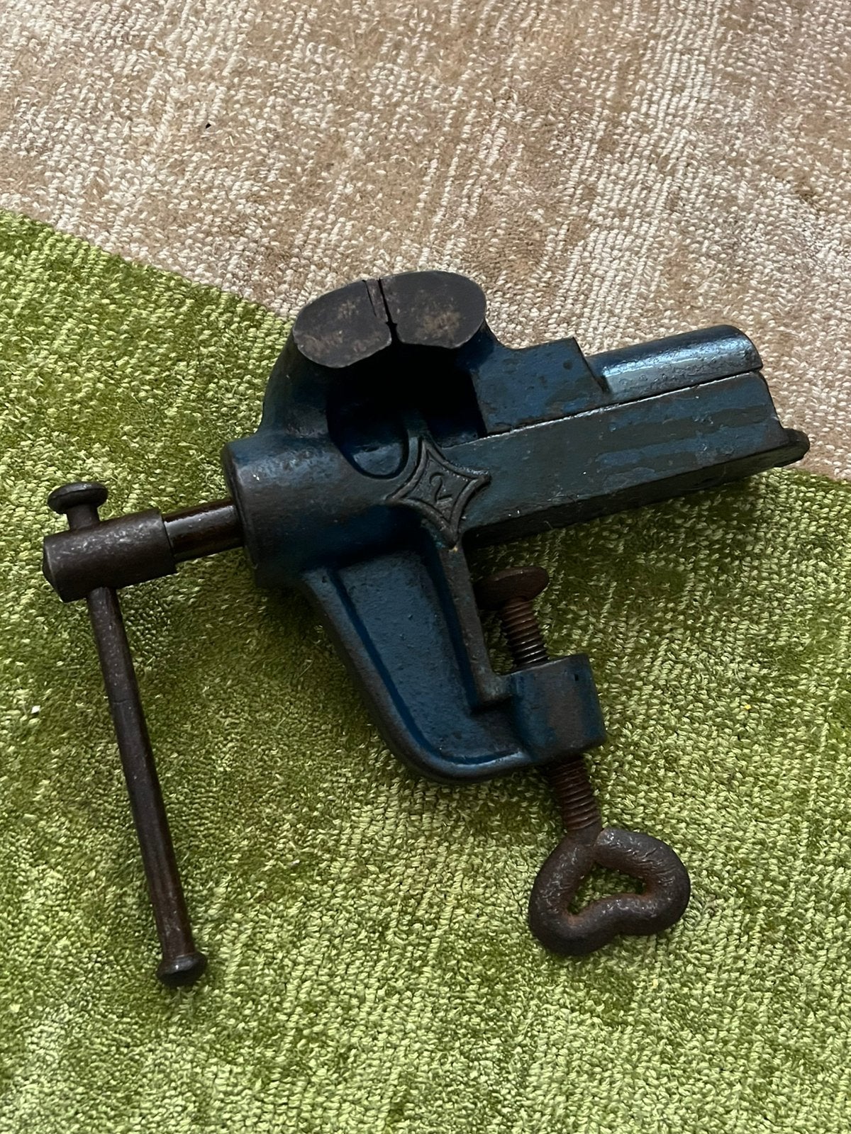 Vintage Tafel bankschroef mobiele, Antiek en Kunst, Antiek | Gereedschap en Instrumenten, Ophalen of Verzenden