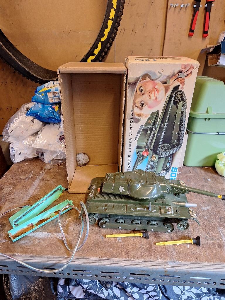 Vintage French CLIM ref-206 metal tank in doos uit 1970's, Ophalen of Verzenden, Gebruikt