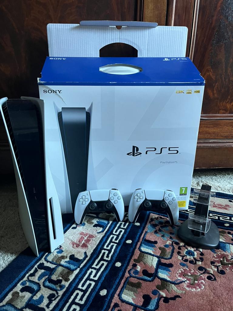 Playstation 5 disk + 2 controllers + oplaadstation, Spelcomputers en Games, Spelcomputers | Sony PlayStation 5, Zo goed als nieuw