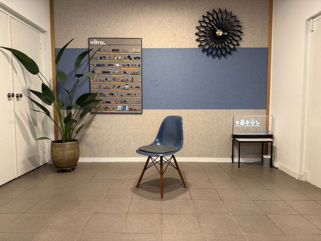 Herman Miller | Eames | DSW | Medium Blue Fiberglass | 1x, Huis en Inrichting, Stoelen, Gebruikt, Blauw, Herman Miller, Ophalen of Verzenden