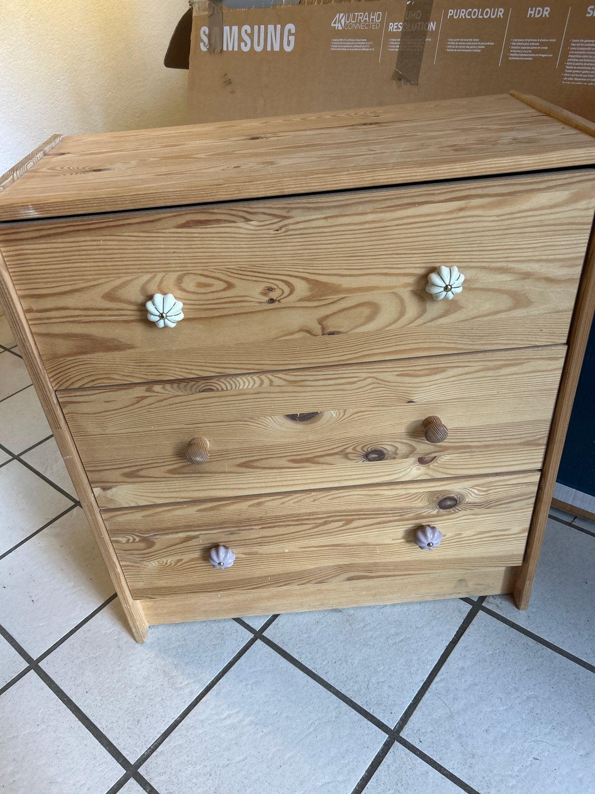 Houten Nachtkastje met Unieke Knoppen, Gebruikt, Minder dan 45 cm, Hout, 55 tot 70 cm