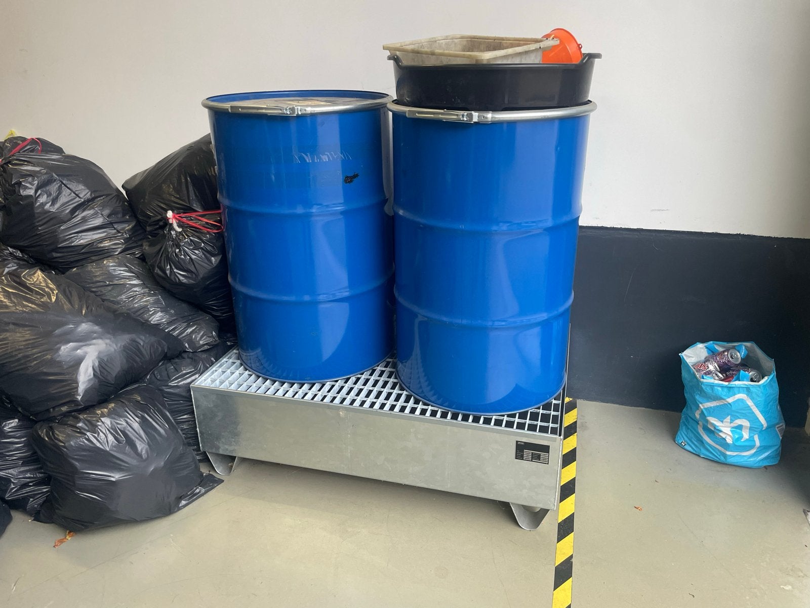 2x 200L vaten met lekbak voor olie/chemicaliën, Auto diversen, Ophalen of Verzenden