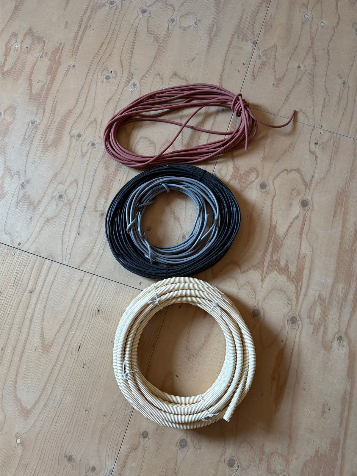 Diverse kabels: spot, flexibele buis, internetkabel, Doe-het-zelf en Verbouw, Ophalen of Verzenden, Gebruikt, Kabel of Snoer