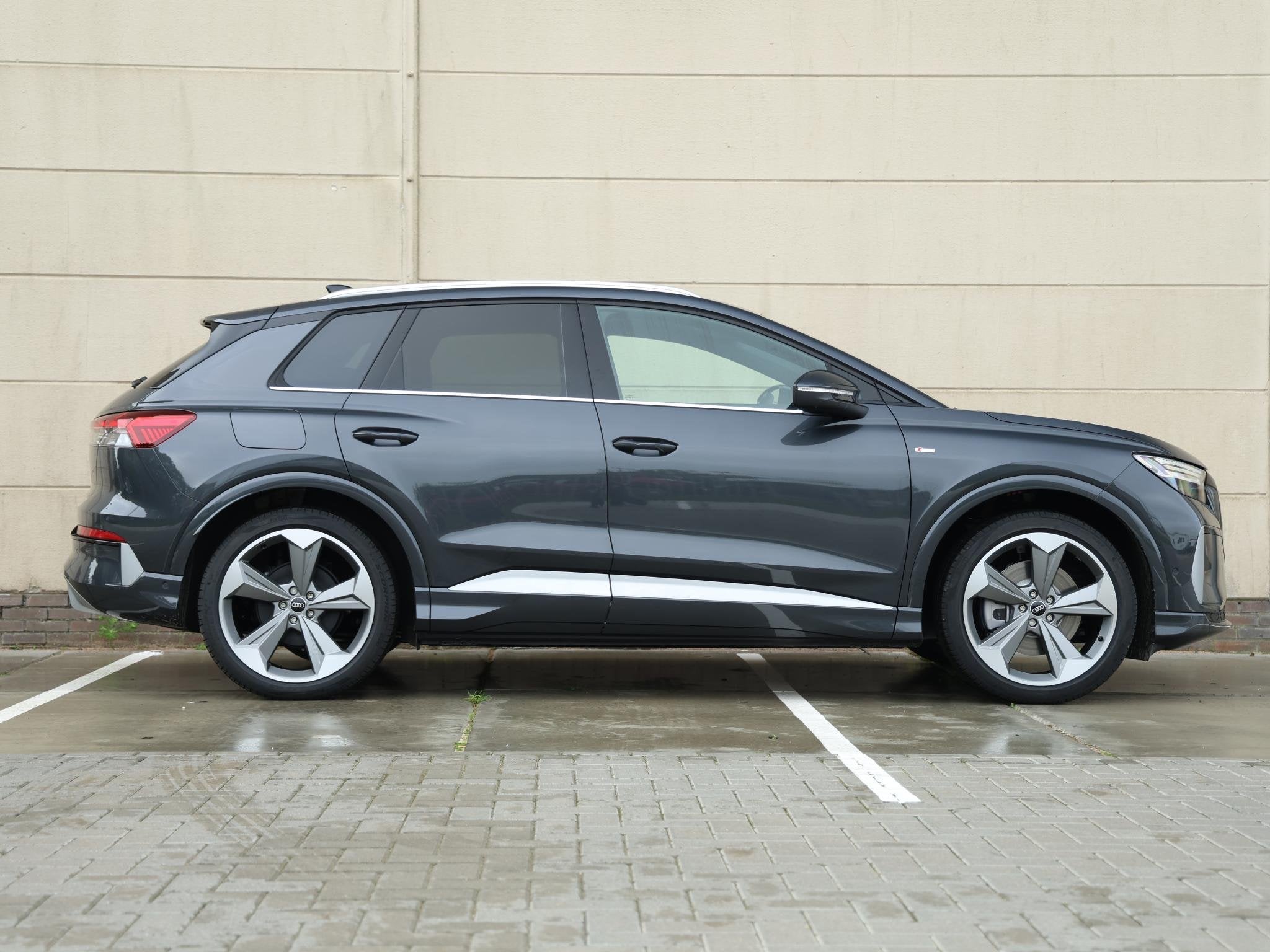 Audi Q4 e-tron S edition 82 kWh 286 PK SUV | Panoramadak | P, Auto's, Automaat, Achterwielaandrijving, 510 min, Zwart