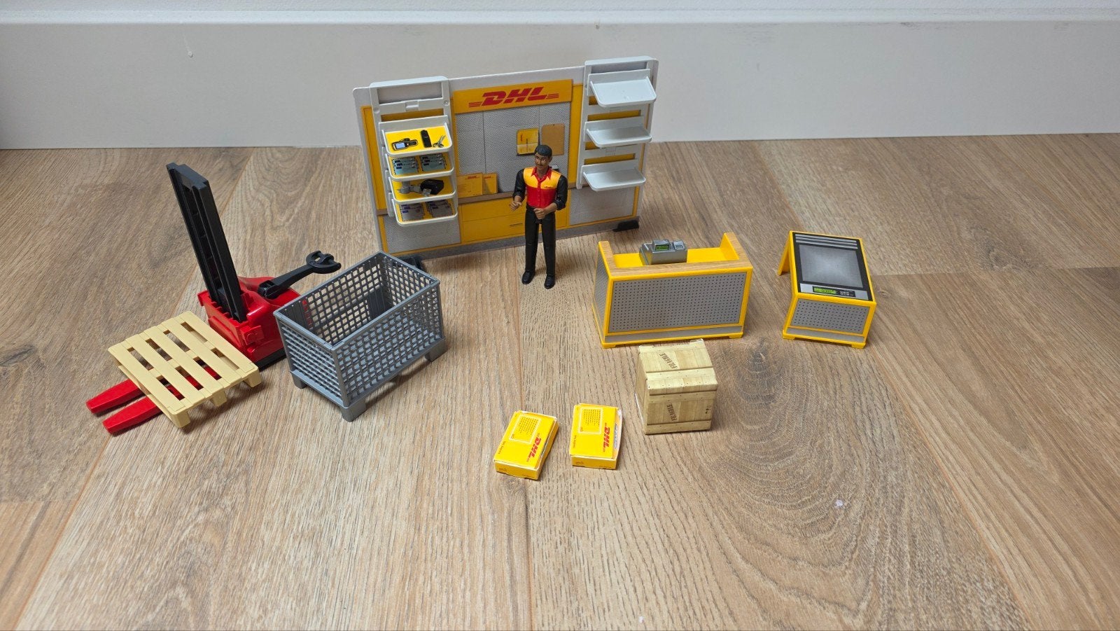 bruder DHL pakketpunt met figuur en accessoires, Kinderen en Baby's, Speelgoed | Overig, Ophalen of Verzenden, Zo goed als nieuw