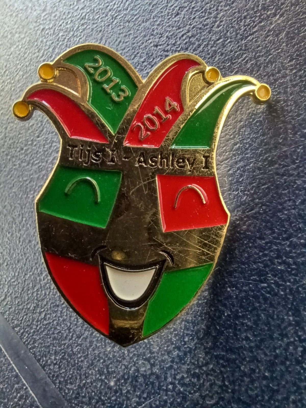 Pin carnaval 2013 2014 Tijs I Ashley I, Ophalen of Verzenden, Gebruikt, Overige onderwerpen, Speldje of Pin